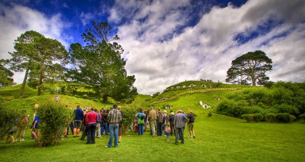 Du khách tham quan làng Hobbiton - Ảnh: theonering