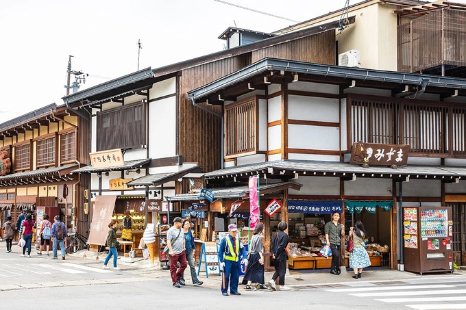 Trên con đường nhỏ dẫn vào phố cổ, bạn sẽ chiêm ngưỡng những căn nhà gỗ hai tầng cổ xưa. Tọa lạc ở khu vực trung tâm là khu bảo tồn những kiến trúc cổ thời Edo (1603 – 1868) như: nhà cổ Yoshijima - ke, Bảo tàng nghệ thuật dân gian Kusakabe, Takayama Jinya. Đây cũng là khu vực bảo tồn kiến trúc truyền thống quan trọng cấp quốc gia. Ảnh: Shutterstock/Suchart Boonyavech.