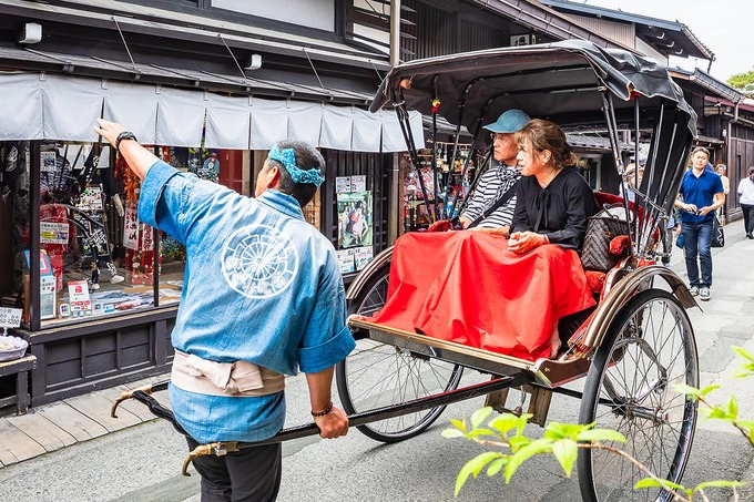 Bạn có thể thuê một bộ trang phục kimono hoặc yukata truyền thống rồi đi bộ dọc theo các con đường của khu phố cổ. Ngoài ra, ngồi trên một chiếc xe kéo dạo quanh, ngắm toàn khu phố hay chiêm ngưỡng nghệ thuật xếp giấy truyền thống cũng là những trải nghiệm đáng nhớ. Ảnh: ShutterStock/Suchart Boonyavech.