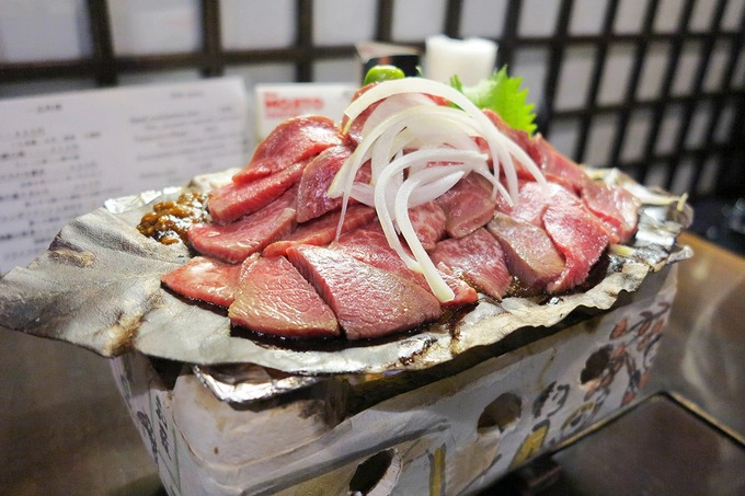 Trải nghiệm cuối cùng của hành trình sẽ níu chân du khách là thưởng thức thịt bò Hida. Là loại thịt bò cao cấp sánh ngang với Kobe hay Matsusaka, bò Hida nổi tiếng với những lớp vân mỡ cẩm thạch và vị đậm đà. Với tỷ lệ mỡ - thịt phân bố tương đồng, miếng thịt bò Hida như tan chảy trong miệng. Bạn cũng đừng quên nếm thử rượu sake, hải sản tươi sống hay món bánh xèo Okonomiyaki. Ảnh: ShutterStock/Devilauu7.