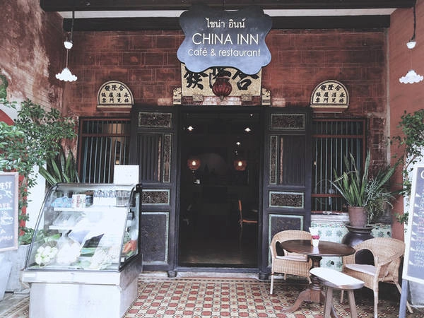 China Inn Café trên đường Thalang cũng là một địa chỉ nổi tiếng được rất nhiều du khách ghé thăm khi tới phố cổ. Ảnh: Mai Hương China Inn Café trên đường Thalang cũng là một địa chỉ nổi tiếng được rất nhiều du khách ghé thăm khi tới phố cổ. Ảnh: Mai Hương