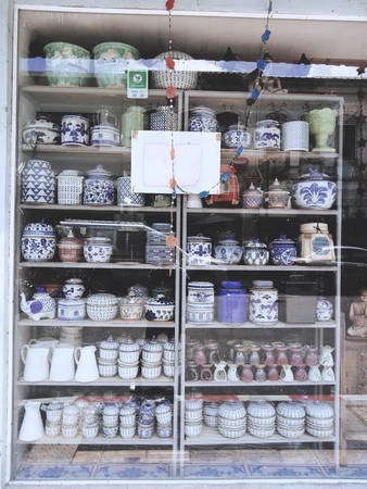 Một góc cửa hàng gốm mang màu sắc Trung Hoa ở Old Town Phuket. Ảnh: Mai Hương Một góc cửa hàng gốm mang màu sắc Trung Hoa ở Old Town Phuket. Ảnh: Mai Hương