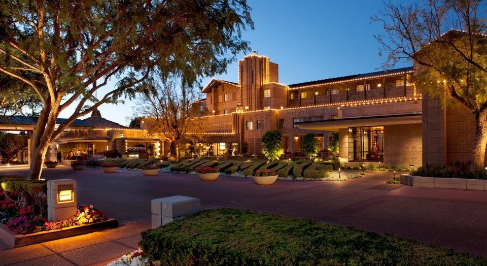 Trước đây, mỗi lần đến Phoenix (bang Arizona), các tổng thống Mỹ đều ở tại khách sạn Arizona Biltmore. Cựu tổng thống Obama là người đầu tiên phá vỡ truyền thống này khi lựa chọn khu nghỉ dưỡng Omni Scottsdale. Trước đây, mỗi lần đến Phoenix (bang Arizona), các tổng thống Mỹ đều ở tại khách sạn Arizona Biltmore. Cựu tổng thống Obama là người đầu tiên phá vỡ truyền thống này khi lựa chọn khu nghỉ dưỡng Omni Scottsdale.