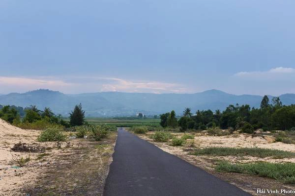 Đường vào bãi Xép, bối cảnh trong bộ phim “Tôi thấy hoa vàng trên cỏ xanh”. Đường vào bãi Xép, bối cảnh trong bộ phim “Tôi thấy hoa vàng trên cỏ xanh”.