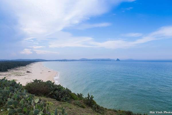 Biển trời tuyệt đẹp. Phía xa là hòn Yến. Biển trời tuyệt đẹp. Phía xa là hòn Yến.