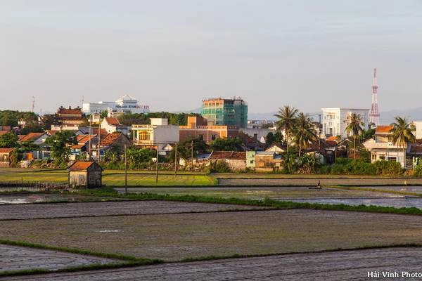 Tuy Hòa là trung tâm của tỉnh Phú Yên, có cơ sở hạ tầng khá tốt nhưng trung tâm thành phố vẫn còn dấu ấn rõ nét của làng quê truyền thống. Tuy Hòa là trung tâm của tỉnh Phú Yên, có cơ sở hạ tầng khá tốt nhưng trung tâm thành phố vẫn còn dấu ấn rõ nét của làng quê truyền thống.