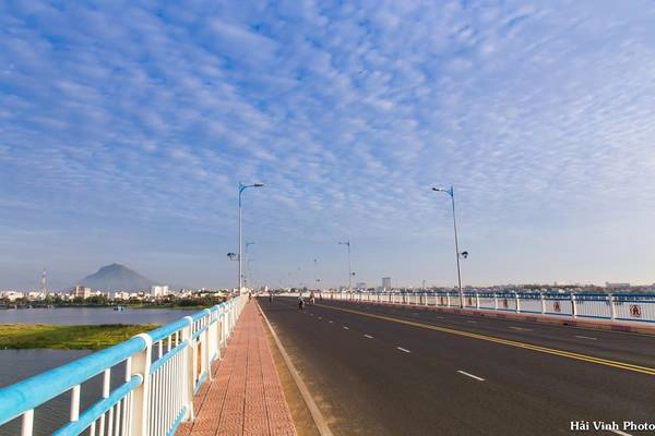 Băng qua cầu Hùng Vương, thẳng tiến về hải đăng Mũi Điện. Băng qua cầu Hùng Vương, thẳng tiến về hải đăng Mũi Điện.