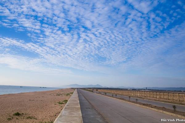 Trên đường ra hải đăng, một bên là biển xóm Rớ, một bên là sân bay Tuy Hòa. Trên đường ra hải đăng, một bên là biển xóm Rớ, một bên là sân bay Tuy Hòa.