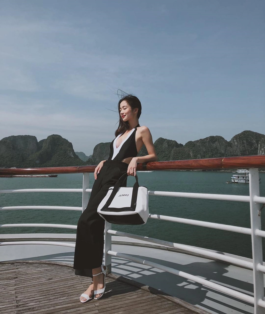 Vịnh Hạ Long nổi bật với hệ thống đảo đá và hang tuyệt đẹp. Đảo ở đây có hai dạng là đảo đá vôi và đảo phiến thạch, tập trung ở hai vùng chính là phía đông nam vịnh Bái Tử Long và phía tây nam vịnh Hạ Long. Đây là kết quả của quá trình vận động địa chất và carxto bào mòn, phong hóa tạo ra một Hạ Long độc nhất vô nhị trên thế giới. Hòn Đầu Người, hòn Rồng, hòn Lã Vọng, hòn Trống Mái, hòn Lư Hương… là nơi bạn không thể bỏ qua khi đến vịnh Hạ Long. Sâu trong lòng các đảo đá là những hang động tuyệt đẹp với nhiều truyền thuyết thần kỳ như động Thiên Cung, hang Đầu Gỗ, động Sửng Sốt, hang Trinh Nữ, động Tam Cung… Ảnh: Hà Trúc, Junvu95.