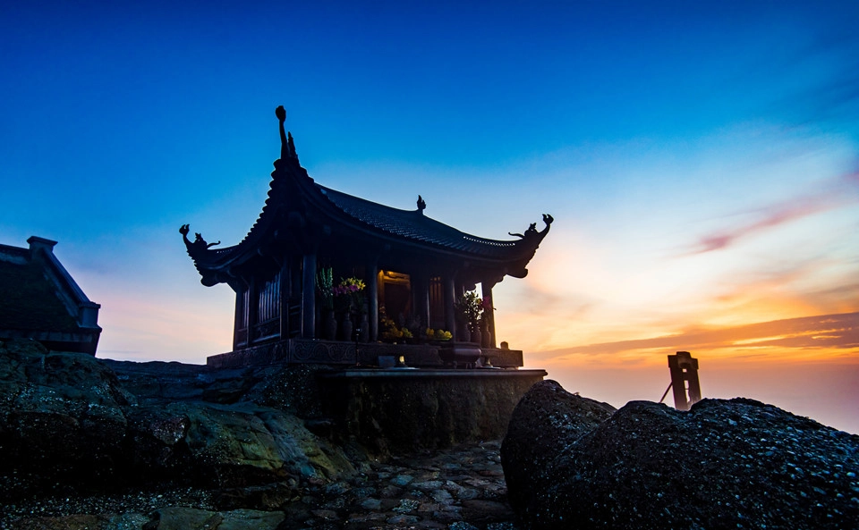 Chùa Đồng - núi Yên Tử: Một trong những điểm du lịch tâm linh nổi tiếng ở Việt Nam nói chung, tỉnh Quảng Ninh nói riêng, phải kể đến khu di tích danh thắng Yên Tử. Yên Tử (còn gọi là Bạch Vân Sơn) là một địa danh quan trọng trong bản đồ tâm linh của Việt Nam, cao 1.068 m, được coi là "đất tổ Phật giáo Việt Nam" sau khi vua Trần Nhân Tông từ bỏ ngai vàng lên núi tu hành, thành lập dòng Phật giáo đặc trưng Việt Nam là Thiền phái Trúc Lâm Yên Tử. Chùa Đồng nằm trên đỉnh, ở độ cao 1.068 m so với mặt nước biển, là điểm cuối của hành trình tham quan Yên Tử. Để lên tới chùa Đồng, du khách có thể leo bộ hoặc đi cáp treo. Ảnh: Đặng Ngọc Khánh.