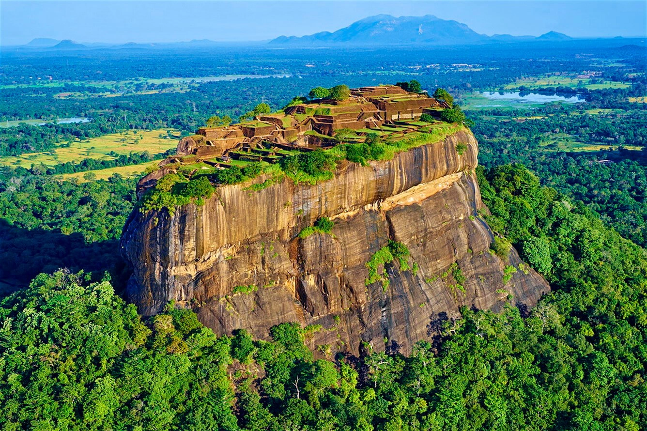 Thành cổ Sigiriya trên đỉnh núi đá khổng lồ ở Sri Lanka.