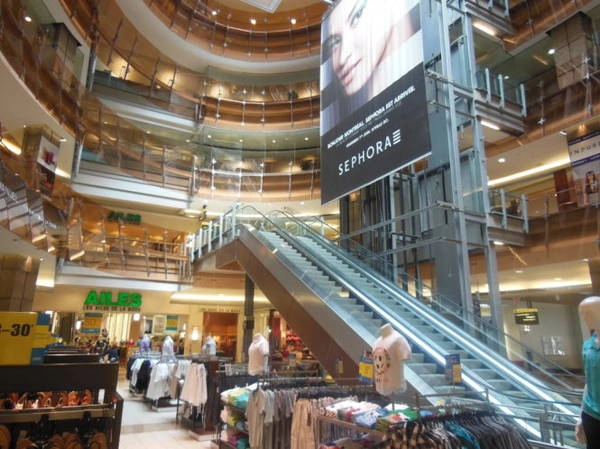 Mê cung mua sắm ở Trung tâm tương mại Eaton thuộc thành phố ngầm RESO - Ảnh: wordpress