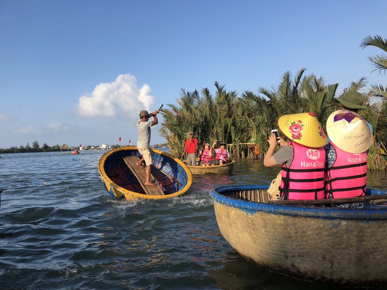 Tiết mục nhảy múa trên thuyền thúng đầy vui nhộn của người dân địa phương 