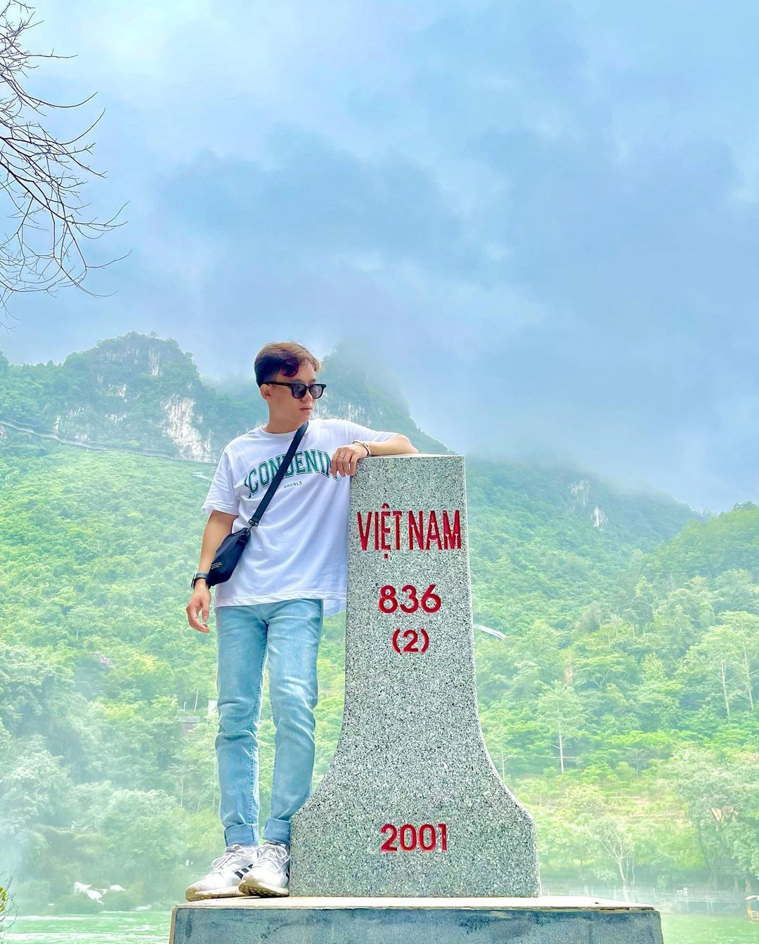 Cột mốc biên giới Việt Trung ở thác Bản Giốc.  Ảnh: @leminthuan