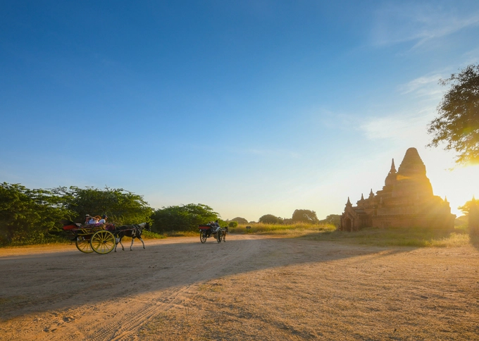 Bagan thuộc vùng khí hậu nhiệt đới, chỉ có mùa mưa và mùa khô. Thời điểm tốt nhất để du lịch đến đây từ tháng 11 đến tháng 2, khi trời quang, nắng nhiều và nhiệt độ dịu mát. Du khách Việt Nam có thể bay thẳng từ Hà Nội và TP HCM tới Yangon với mức vé khứ hồi từ 136 USD. Từ đây, bạn có thể di chuyển bằng xe bus hoặc máy bay tới Bagan.