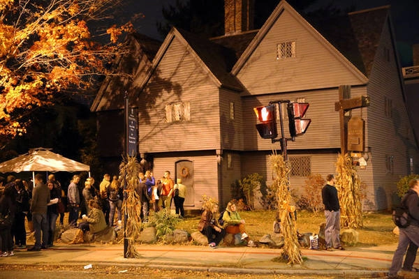 Du khách tham quan The Witch House về đêm - Ảnh: cleveland.com Du khách tham quan The Witch House về đêm - Ảnh: cleveland.com