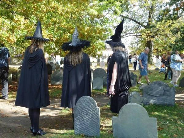 Du khách tham quan nghĩa trang ở Salem - Ảnh: bostonglobe