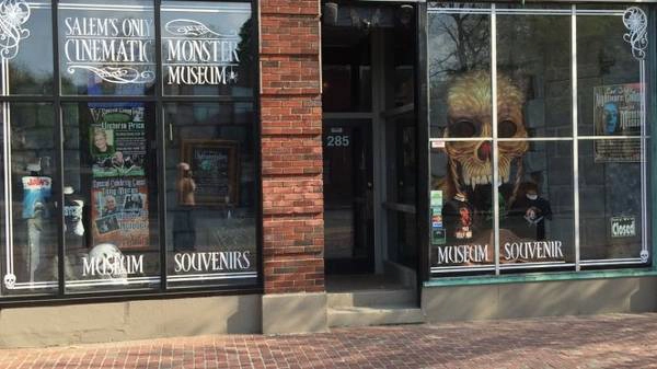 Một cửa hàng "đặc sản" phù thủy ở Salem - Ảnh: trombinoscar