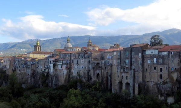 Thị trấn Sant'Agata de' Goti nằm bên dòng sông Martorano có từ thời trung cổ - Ảnh: KIM NGÂN