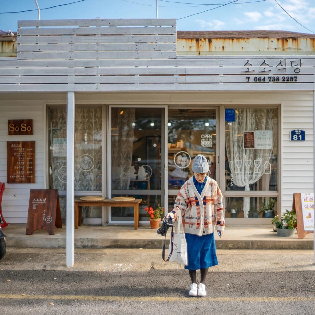 Không chỉ sở hữu phong cảnh hữu tình, Jeju còn có nhiều điểm đến hấp dẫn như núi lửa Halla, được mệnh danh là nóc nhà của Hàn Quốc; con đường ma, con đường duy nhất mắt thường thấy xe đang lên dốc nhưng thực tế là xuống dốc; làng văn hóa dân gian Jeju và công viên Tình Yêu. Ảnh: @evanlune, @itsyourdayz, @ko_hi_biyori, @sinhhye.