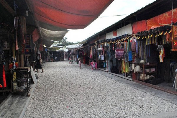 Các quầy hàng dệt sắc màu tạo nét cuốn hút đối với du khách phương xa - Ảnh: Traveller.com.au Các quầy hàng dệt sắc màu tạo nét cuốn hút đối với du khách phương xa - Ảnh: Traveller.com.au