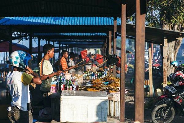 Cá nướng xiên que, món ngon nên thử khi đến đây - Ảnh: Lonely Planet Cá nướng xiên que, món ngon nên thử khi đến đây - Ảnh: Lonely Planet
