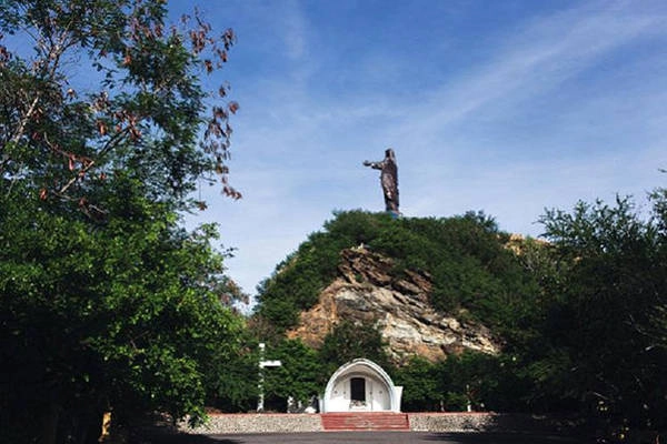 Leo núi Cristo Rei được xem là một trong những trải nghiệm thú vị không thể bỏ qua khi đến Dili - Ảnh: Lonely Planet Leo núi Cristo Rei được xem là một trong những trải nghiệm thú vị không thể bỏ qua khi đến Dili - Ảnh: Lonely Planet