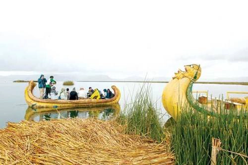 Thăm quan làng nổi của người Uro