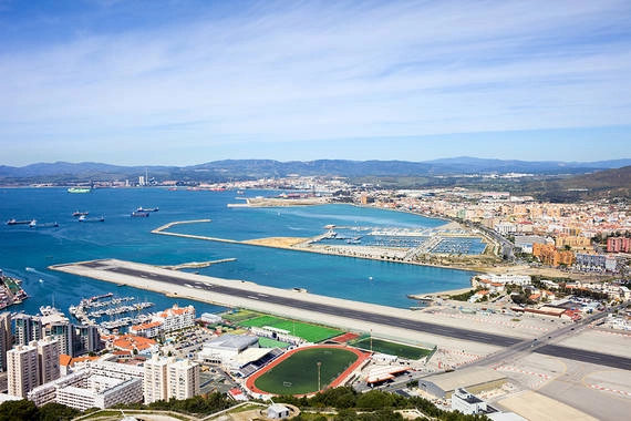 Việc thiếu không gian bằng phẳng tại Gibraltar khiến đường băng duy nhất của bán đảo phải cắt ngang qua con đường lưu thông của các phương tiện cơ giới. Việc thiếu không gian bằng phẳng tại Gibraltar khiến đường băng duy nhất của bán đảo phải cắt ngang qua con đường lưu thông của các phương tiện cơ giới.