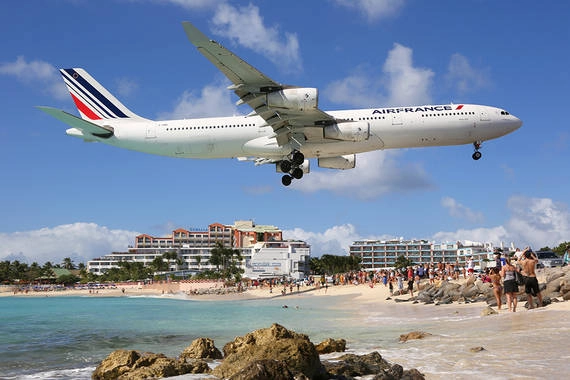 Princess Juliana là sân bay có đường băng rất gần biển và khi hạ cánh, máy bay phải lướt qua đầu những người đang tắm nắng trên bãi biển. Princess Juliana là sân bay có đường băng rất gần biển và khi hạ cánh, máy bay phải lướt qua đầu những người đang tắm nắng trên bãi biển.