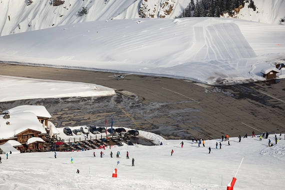 Sân bay Courchevel được nhiều người biết đến vì từng xuất hiện trong bộ phim James Bond, “Tomorrow Never Dies”. Sân bay Courchevel được nhiều người biết đến vì từng xuất hiện trong bộ phim James Bond, “Tomorrow Never Dies”.