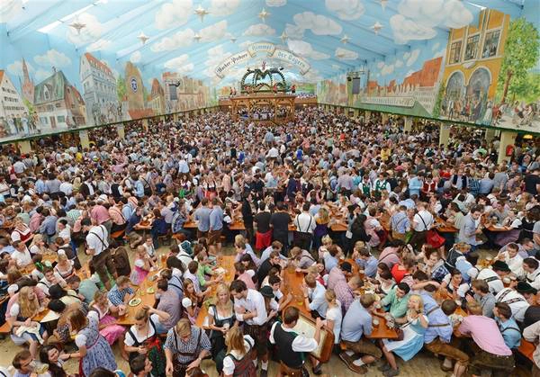 Mỗi năm, Oktoberfest thu hút hàng triệu lượt khách du lịch từ khắp nơi trên thế giới đổ về Munich. Mỗi năm, Oktoberfest thu hút hàng triệu lượt khách du lịch từ khắp nơi trên thế giới đổ về Munich.