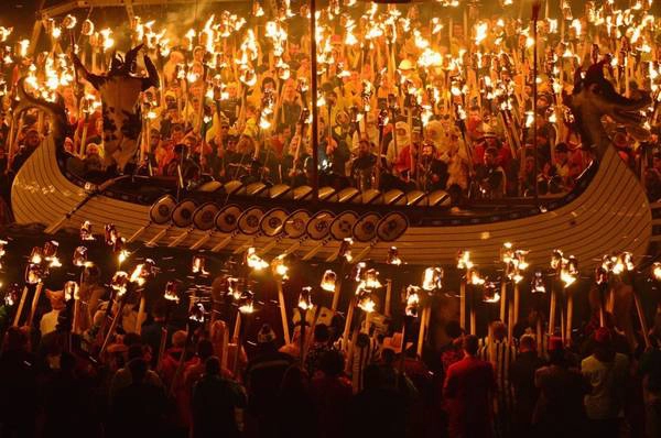 Bản sao của chiến thuyền Viking tại lễ hội. Bản sao của chiến thuyền Viking tại lễ hội.