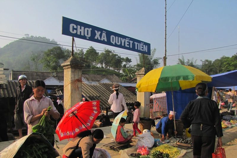 Chợ -phiên -Quyết -Tiến-ivivu