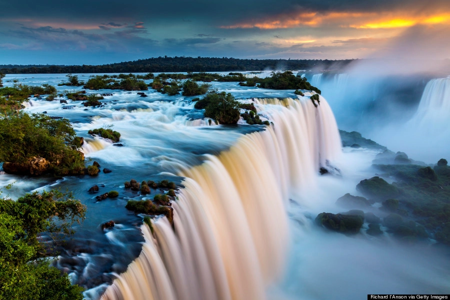 Thác Iguazu là một trong những thác nước thiên nhiên hùng vĩ và nổi tiếng nhất thế giới, chào đón hàng triệu lượt khách du lịch ghé thăm. Thác nước nằm trên đường biên giới của hai nước Brazil và Argentina. Hệ thống thác bao gồm 275 ngọn thác lớn nhỏ dọc theo chiều dài đoạn 2,7 km của sông Iguazu. Hầu hết trong số đó cao hơn 67 m. Địa danh này được UNESCO công nhận di sản thế giới năm 1984. Thác Iguazu là một trong những thác nước thiên nhiên hùng vĩ và nổi tiếng nhất thế giới, chào đón hàng triệu lượt khách du lịch ghé thăm. Thác nước nằm trên đường biên giới của hai nước Brazil và Argentina. Hệ thống thác bao gồm 275 ngọn thác lớn nhỏ dọc theo chiều dài đoạn 2,7 km của sông Iguazu. Hầu hết trong số đó cao hơn 67 m. Địa danh này được UNESCO công nhận di sản thế giới năm 1984.