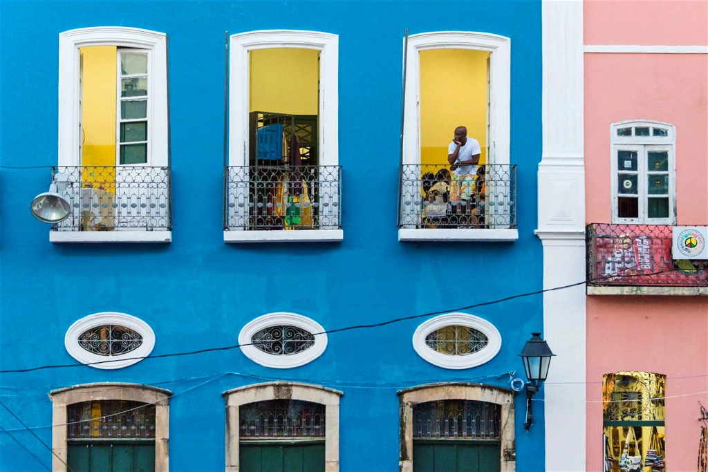 Thật dễ hình dung vì sao thành phố Salvador (thuộc bang Bahia, phía đông bắc Brazil) được đặt tên là mảnh đất hạnh phúc. Nét đặc trưng của nơi đây là những ngôi nhà được xây sát nhau nhiều màu sắc. Đây cũng là địa điểm tổ chức các lễ hội Carnival sôi động bậc nhất thế giới. Thật dễ hình dung vì sao thành phố Salvador (thuộc bang Bahia, phía đông bắc Brazil) được đặt tên là mảnh đất hạnh phúc. Nét đặc trưng của nơi đây là những ngôi nhà được xây sát nhau nhiều màu sắc. Đây cũng là địa điểm tổ chức các lễ hội Carnival sôi động bậc nhất thế giới.