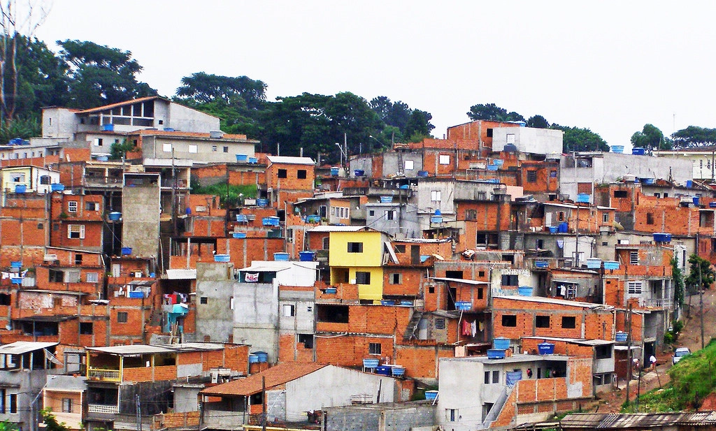 Sao Paulo là thành phố đông thứ ba thế giới với ước tính 20 triệu dân đang sinh sống. Là trung tâm kinh tế lớn và cái nôi ẩm thực của Brazil, bên cạnh sự phát triển lớn mạnh của thành phố, vẫn tồn tại những khu nhà ổ chuột với tỷ lệ tội phạm cao nhất cả nước. Sao Paulo là thành phố đông thứ ba thế giới với ước tính 20 triệu dân đang sinh sống. Là trung tâm kinh tế lớn và cái nôi ẩm thực của Brazil, bên cạnh sự phát triển lớn mạnh của thành phố, vẫn tồn tại những khu nhà ổ chuột với tỷ lệ tội phạm cao nhất cả nước.