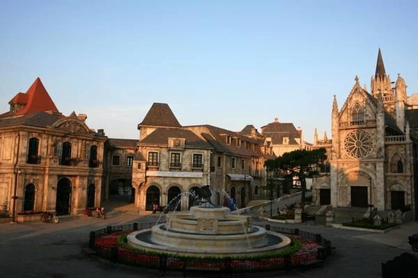 Nước Pháp là văn qua những tác phẩm của Victor Hugo, là màu sắc qua những bức tranh của Leonardo Da Vinci, là âm thanh trong những bản tình ca. Hiện nay, người Việt đã được “chạm” vào nước Pháp ngay trên chính mảnh đất quê hương mình để đắm chìm trong vẻ quyến rũ của những ngôi nhà cổ kính giữa trung tâm làng Pháp tại Bà Nà Hills. Kham-pha-ve-dep-co-kinh-cua-lang-Phap-tai-Da-Nang-ivivu-1