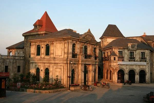 Làng Pháp được bố cục đúng theo mô hình của một làng cổ tại nước Pháp - quốc gia đặc trưng cho lối kiến trúc lãng mạn với nhà thờ, đài phun nước, quảng trường, các con phố đi bộ tỏa ra nhiều ngõ ngách để du khách ngỡ rằng mình đang dạo bước giữa châu Âu. Bạn có thể ngắm nhìn vạt nắng cuối chiều loang trên những bức tường đậm màu cổ kính. Kham-pha-ve-dep-co-kinh-cua-lang-Phap-tai-Da-Nang-ivivu-3