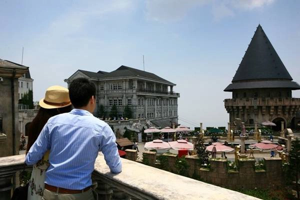 Bạn và nửa kia cũng có thể hẹn hò giữa trời “châu Âu”. Kham-pha-ve-dep-co-kinh-cua-lang-Phap-tai-Da-Nang-ivivu-6