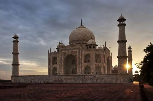 1. Đền Taj Mahal tuyệt đẹp trong ánh chiều tà. Ngôi đền này do vua Shah Jahan xây dựng để tưởng nhớ người vợ thứ ba, hoàng hậu Mumtaz Mahal. Ảnh: MarcBW 1. Đền Taj Mahal tuyệt đẹp trong ánh chiều tà. Ngôi đền này do vua Shah Jahan xây dựng để tưởng nhớ người vợ thứ ba, hoàng hậu Mumtaz Mahal. Ảnh: MarcBW