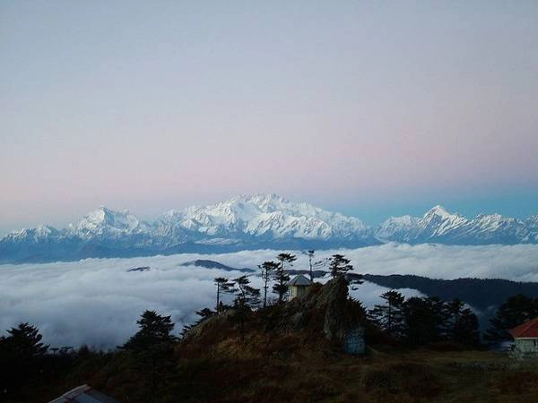 18. Khung cảnh tuyệt đẹp trên dãy Himalayas nhìn từ Sandakphu. Ảnh: solarshakti 18. Khung cảnh tuyệt đẹp trên dãy Himalayas nhìn từ Sandakphu. Ảnh: solarshakti