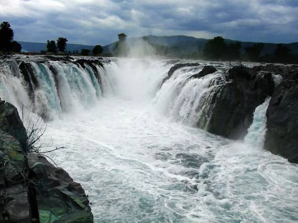19. Thác Hogenakkal ở Tamil Nadu cuốn hút du khách bởi sự hùng vĩ cùng các môn thể thao mạo hiểm. Ảnh: Mithun Kundu 19. Thác Hogenakkal ở Tamil Nadu cuốn hút du khách bởi sự hùng vĩ cùng các môn thể thao mạo hiểm. Ảnh: Mithun Kundu
