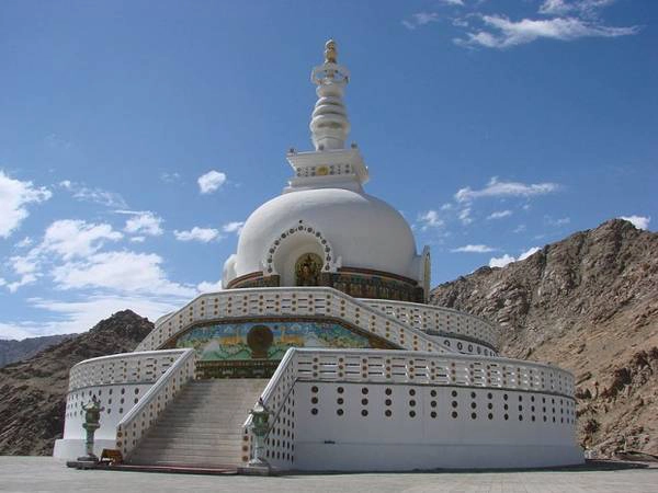 2. Tòa tháp trắng Shanti stupa ở Ladakh được xây trên đỉnh đồi theo kiểu mái vòm tuyệt đẹp với nhiều di tích quý giá của Phật giáo. Shanti stupa không chỉ thu hút khách du lịch bởi tầm quan trọng về mặt lịch sử, mà từ đây, du khách có thể chiêm ngưỡng được toàn bộ phong cảnh hùng vĩ xung quanh. Ảnh: Michael Goodine 2. Tòa tháp trắng Shanti stupa ở Ladakh được xây trên đỉnh đồi theo kiểu mái vòm tuyệt đẹp với nhiều di tích quý giá của Phật giáo. Shanti stupa không chỉ thu hút khách du lịch bởi tầm quan trọng về mặt lịch sử, mà từ đây, du khách có thể chiêm ngưỡng được toàn bộ phong cảnh hùng vĩ xung quanh. Ảnh: Michael Goodine