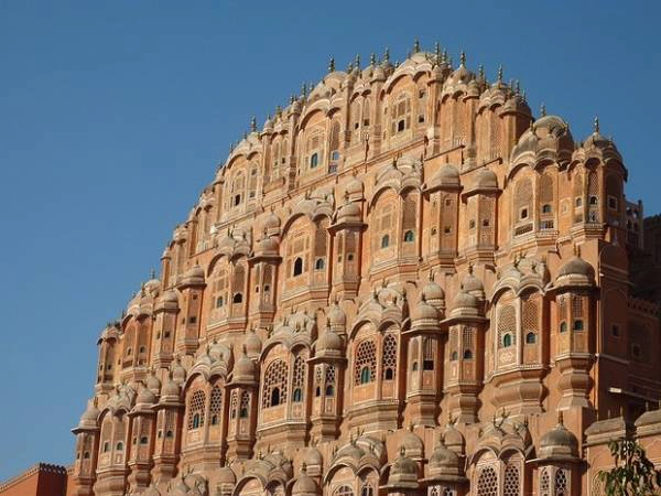5. Thiết kế cầu kỳ của tòa nhà 5 tầng Hawa Mahal ở Jaipur, đây là nơi cho các phụ nữ hoàng tộc xem các lễ hội đường phố vì họ không được phép xuất hiện ở nơi công cộng. Ảnh: magazine.tripzilla.com 5. Thiết kế cầu kỳ của tòa nhà 5 tầng Hawa Mahal ở Jaipur, đây là nơi cho các phụ nữ hoàng tộc xem các lễ hội đường phố vì họ không được phép xuất hiện ở nơi công cộng. Ảnh: magazine.tripzilla.com