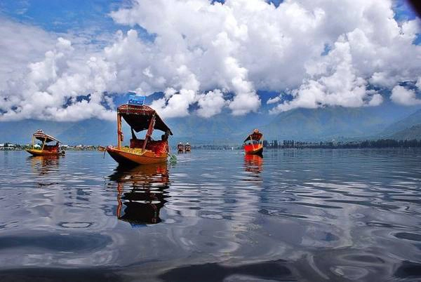9. Bốn bề là dãy Himalaya sừng sững, hồ Dal – biểu tượng du lịch của Kashmir độc đáo với những khu vườn nổi xinh đẹp. Ảnh: Basharat Alam Shah 9. Bốn bề là dãy Himalaya sừng sững, hồ Dal – biểu tượng du lịch của Kashmir độc đáo với những khu vườn nổi xinh đẹp. Ảnh: Basharat Alam Shah