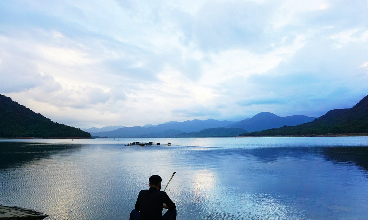 Trong ánh hoàng hôn, du khách có thể thư thả buông cần câu dưới mặt hồ phẳng lặng in bóng mây. 