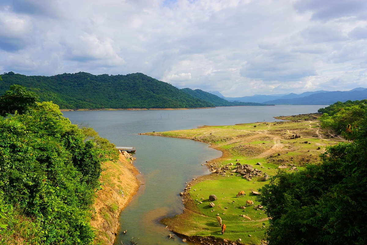 Xung quanh hồ là suối, thác, hang động, rừng nguyên sinh, chính giữa là mặt nước hồ phẳng lặng, trong xanh, tạo nên một khung cảnh sơn thủy hữu tình.