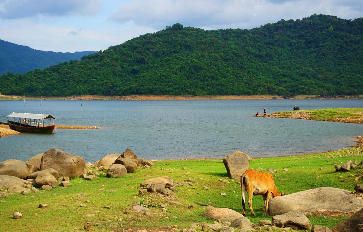 Mỗi mùa trong năm, hồ đều mang một vẻ đẹp riêng. Vào đầu mùa hạ, khi lượng nước đang cạn, hồ dần để lộ ra những cánh đồng cỏ xanh xen kẽ đá nhấp nhô. 