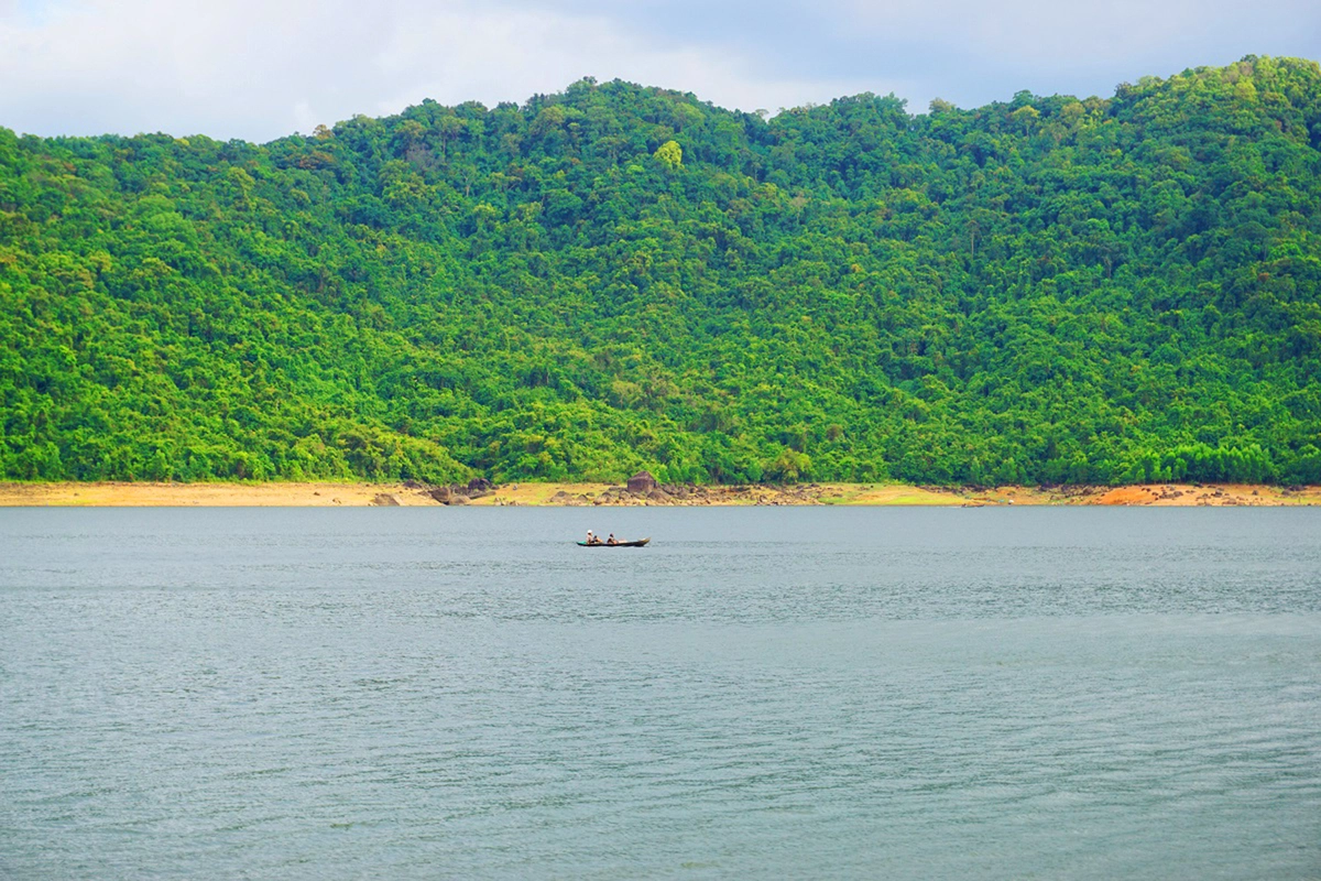 Hồ Núi Một sở hữu nguồn thủy sản phong phú với nhiều loài cá như cá rô phi, cá chép, cá hồng...